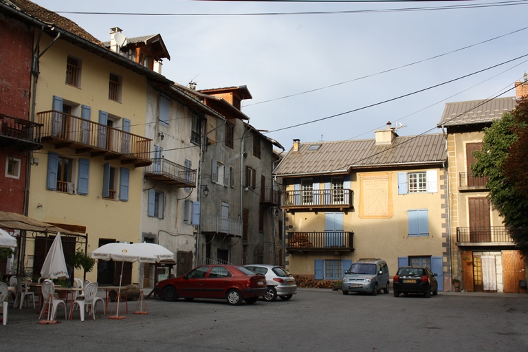 La place principale, avec à l'est le massif de maisons venu anciennement fermer l'espace.