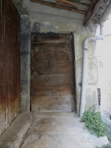 Bâtiment nord. Pignon sud, second niveau. Palier de l'escalier extérieur et porte.