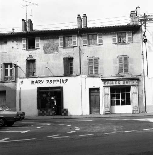 Avenue du Maréchal-Foch. devantures commerciales.