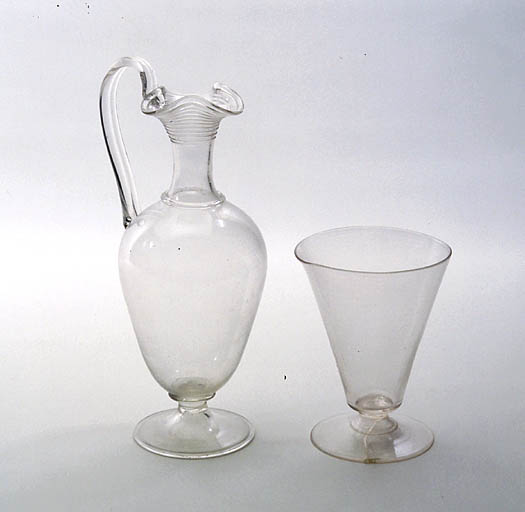 ensemble de 7 carafes, 10 verres