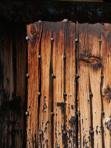 Pignon sud, deuxième niveau. Porte du logis, détail de la menuiserie.