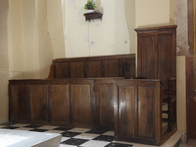 Ensemble de deux fauteuils de célébrant et de deux bancs de choeur