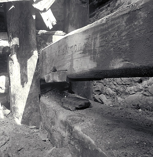 Détail sur les jumelles. Sur le banc inférieur, le plot sous lequel on plaçait la pâte de noix à presser. Inscription : W J BERMOND 1754.