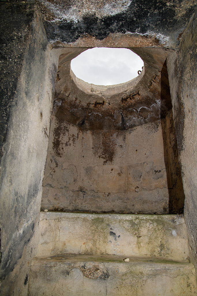 Batterie du Pharo, batterie haute, intérieur d'un toubrouk à l'est du chemin de ronde