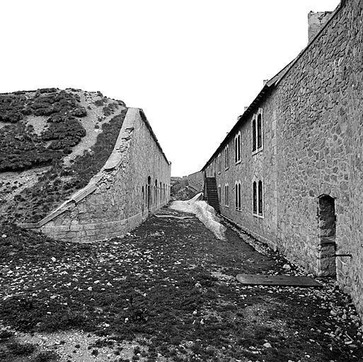 Vue intérieure du fort, prise d'ouest en est. A droite, caserne A. A gauche, masque casematé I.