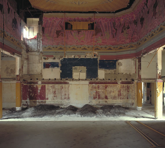 Rez-de-chaussée surélevé. Salle de spectacle. Vue d'ensemble prise du nord au sud.