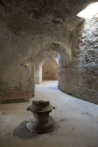 Galerie annulaire à absides du soubassement, vue du débouché de l'escalier vers le noyau.