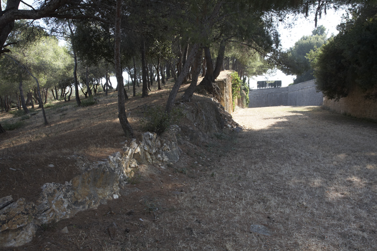 Glacis et fossé du front d'attaque est  vus du nord.