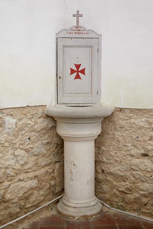 Fonts baptismaux et armoire aux saintes huiles