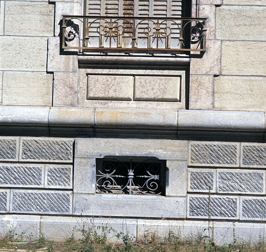 Façade ouest. Baie de l'entresol, détail.