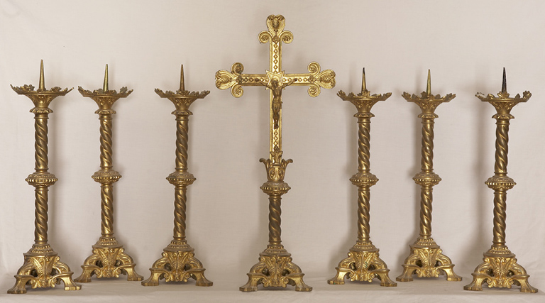 garniture d'autel (style néo-gothique) : croix d'autel et 6 chandeliers d'autel