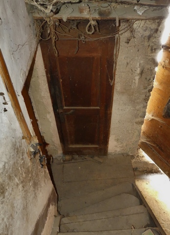 Rez-de-chaussée surélevé, fenil. Départ de l'escalier menant à l'étage.