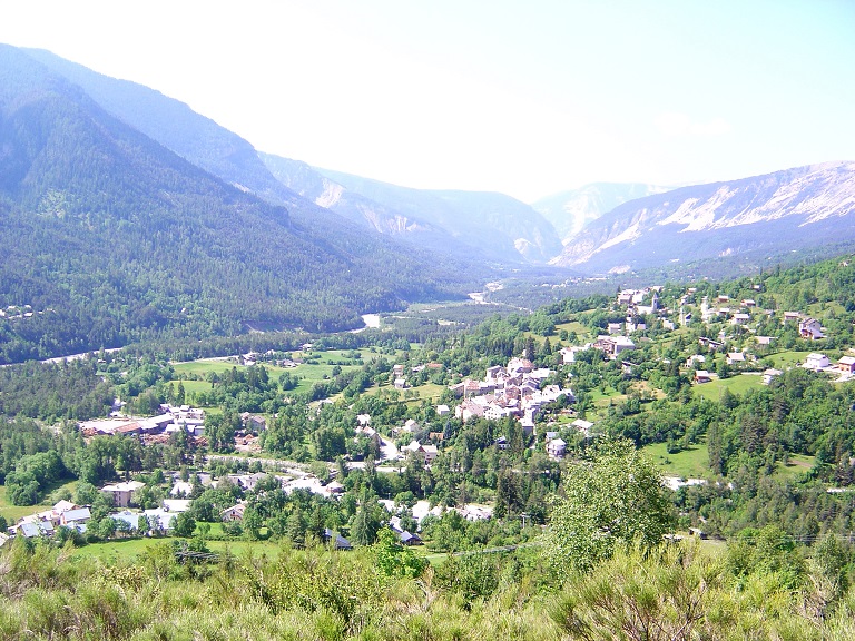 Vue du village de Villars-Colmars (ancien écart de Colmars) avec ses extensions bâties depuis le quartier de Côte Meunière.