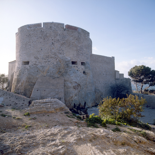 La tour Sainte-Agathe, vue du sud prise à l'intérieur de l'avancée.