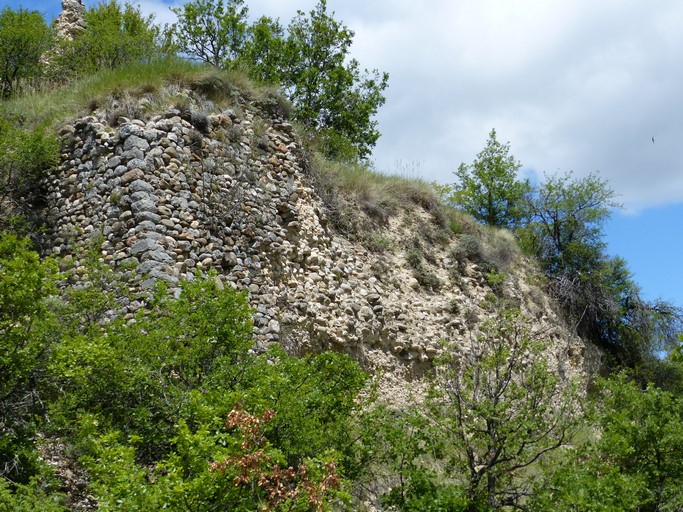 Plate-forme castrale, angle sud-ouest. Mur de soutènement.