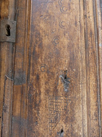 Elévation nord, premier niveau. Porte du logis, menuiserie. Marques et dessin gravés.
