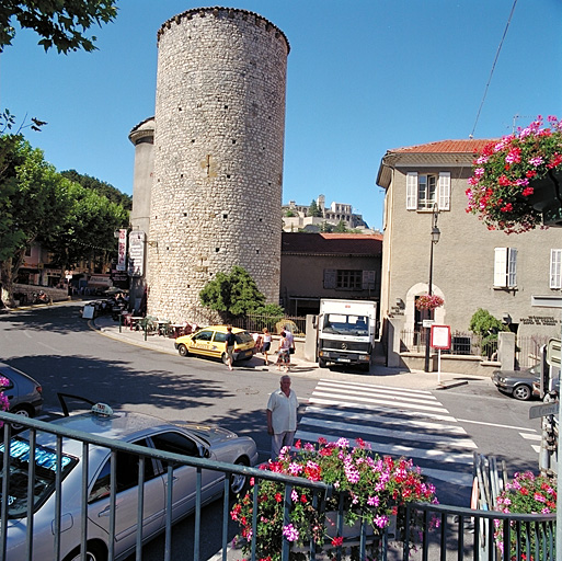 Tour 35 : la tour d'angle sud-ouest de l'enceinte de ville vue du sud.