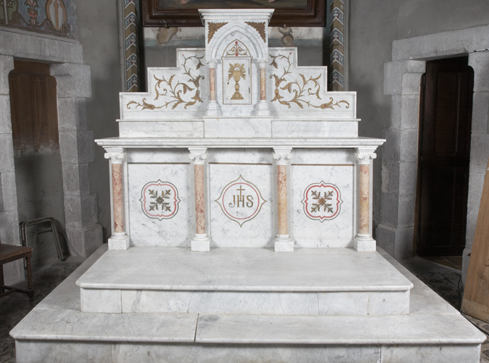 ensemble du maître-autel : autel, 2 gradins d'autel, tabernacle