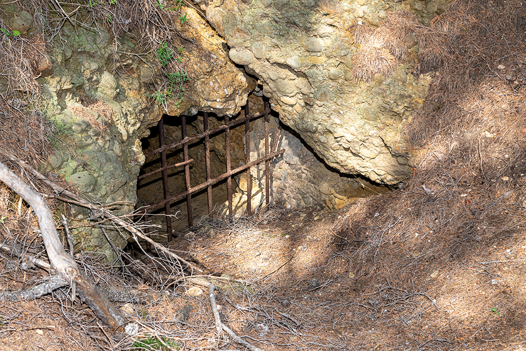 issue du souterrain-caverne allemand de 1943 lié au poste de direction de tir, vue de l'extérieur