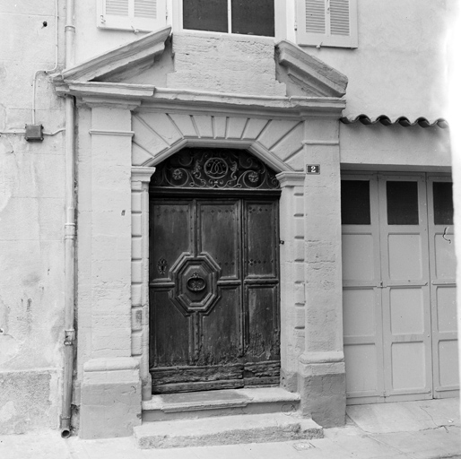 Façade antérieure. Porte d'entrée.