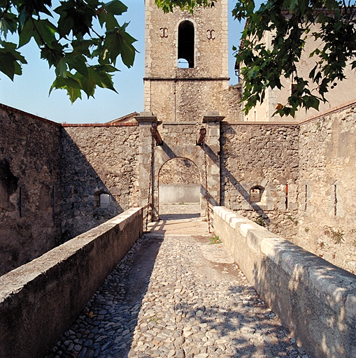 Ouvrage 17. Courtine et porte à pont-levis du cornichon 17 vu de dehors.