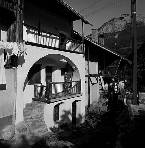 Prelles. Parcelle 4867. Façade sud-ouest. L'arc supporte le balcon de la grange au deuxième étage.