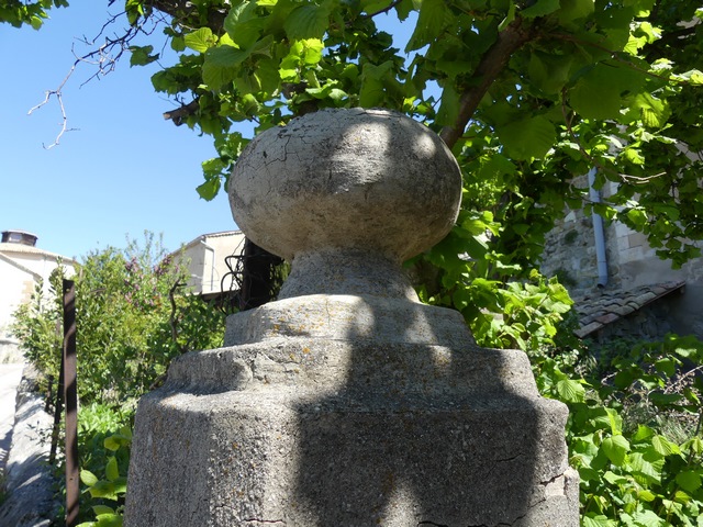 Portail du jardin, détail d'un pilier.