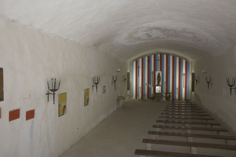 Magasin à poudres : salle de stockage devenue nef de la chapelle, vue de l'entrée.