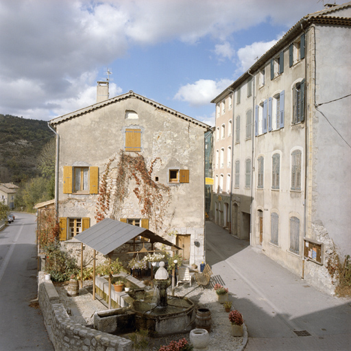 Moriez. Fontaine, lavoir et abreuvoir.