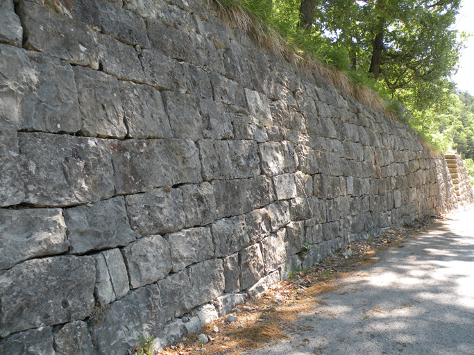 Mur de soutènement en pierre sèche, bordant la R.D. 10 au niveau du ravin de Saint-Saturnin.