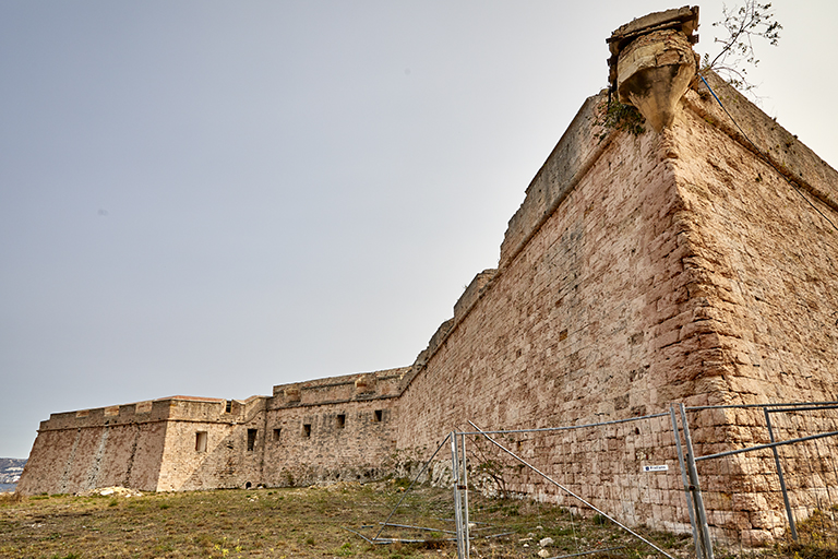 Fort St Nicolas : front Ouest de la seconde enceinte du Haut fort, bastions de Singhen et de Beringhen.