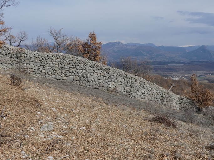 Grand pierrier bâti, en contrebas du quartier des Dades.