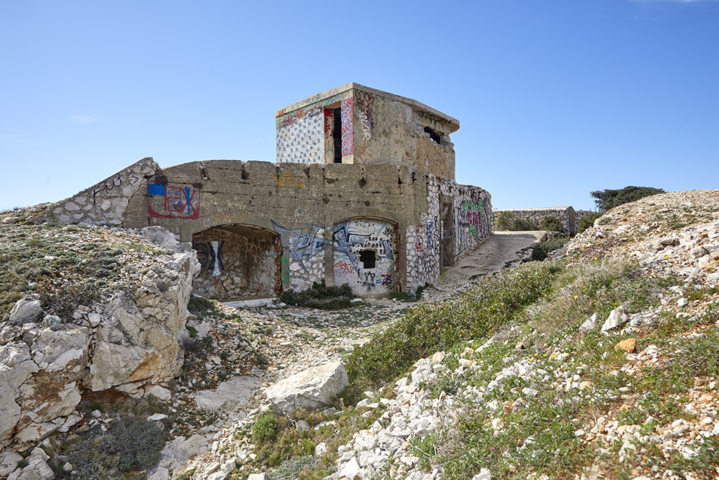 Batterie de mortiers, mur à niche à l'entrée chemin de ronde des plates-formes et poste de direction de tir