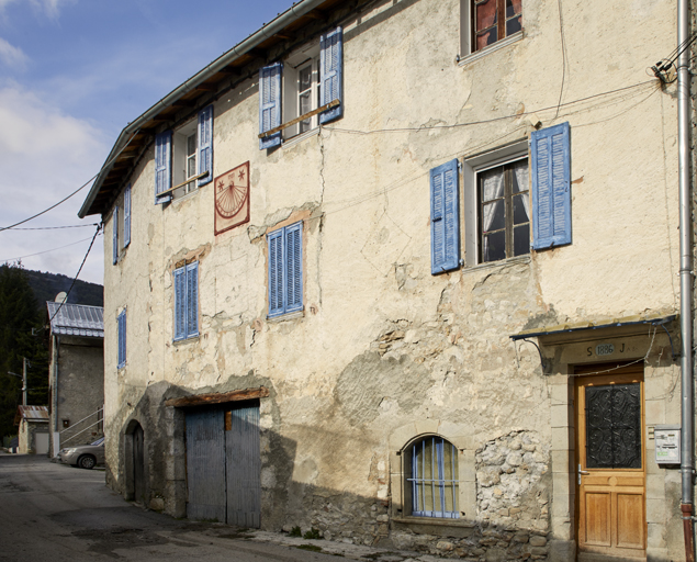 La ferme Simian dans l'écart de Château Garnier (Thorame-Basse). La tête d'exploitation : vue d'ensemble de la façade principale sur rue, exposée au sud.
