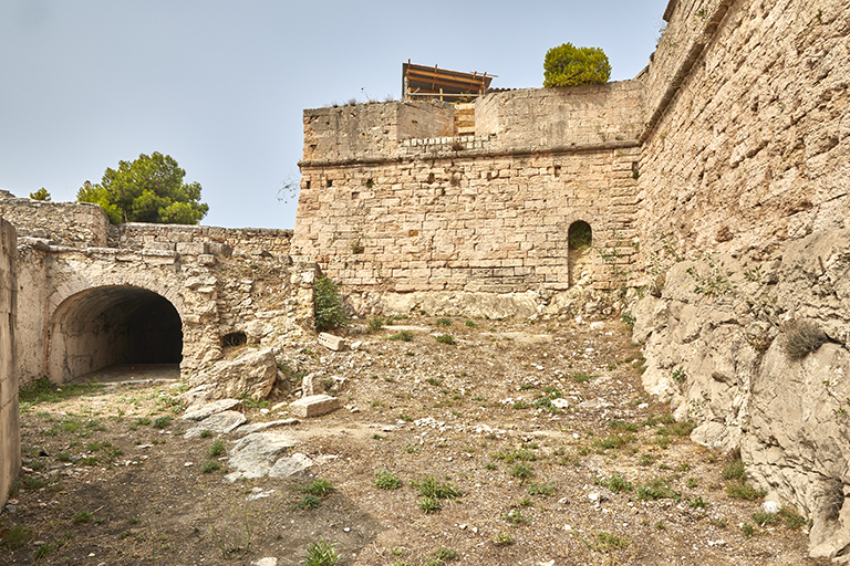 Fort St Nicolas : front Sud de la deuxième enceinte, flanc gauche du bastion de Beringhen et courtine Sud. 