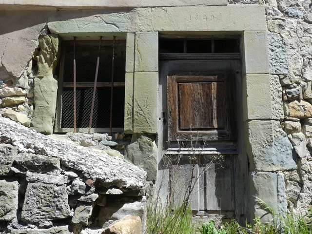 Elévation sud, premier niveau. Porte et fenêtre du logis, avec piédroit commun.