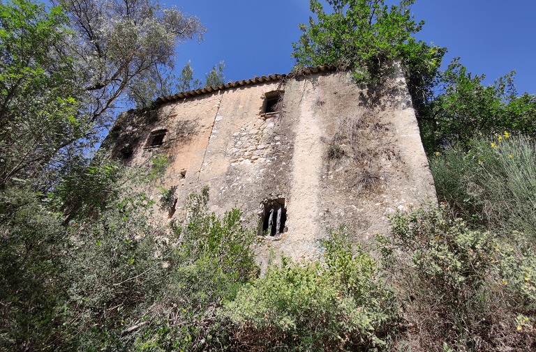 Ferme à bâtiment unique en maison-bloc en hauteur (1833 C 109). Vue d'ensemble prise de l'est.