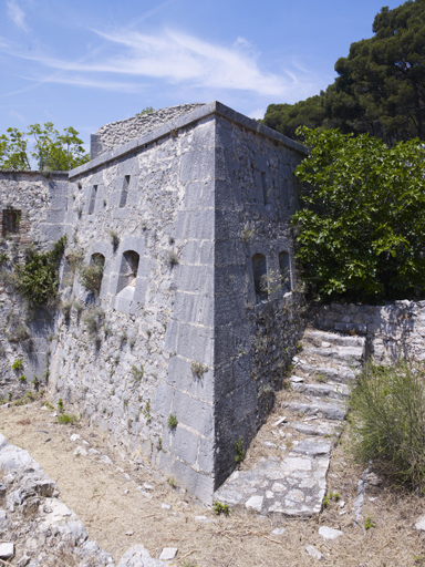 Epi Est de l'enceinte tenaillée crénelée, escalier de la poterne repercée.