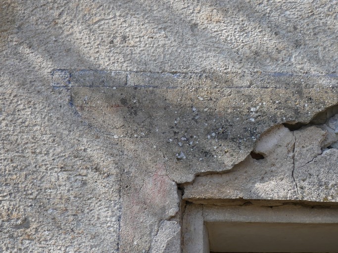 Fenêtre de logis saisonnier, décor peint de faux encadrement. Bâtiment au quartier du Champ de la Dame (Ribiers).