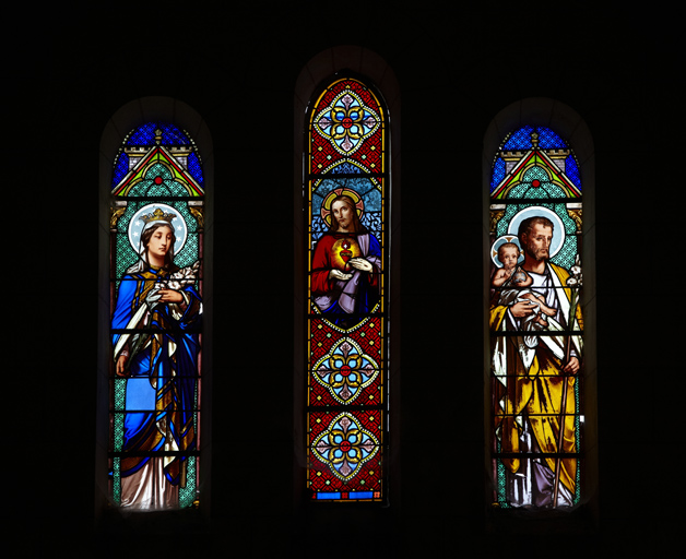 Ensemble de trois verrières à personnage : Vierge, Christ du Sacré-Cœur, saint Joseph et l'Enfant