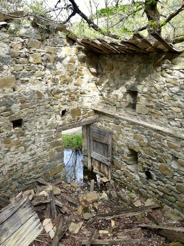 Vue de volume d'un grand « cabanon » à Montlahuc : fenil sur étable-resserre en étage de soubassement.