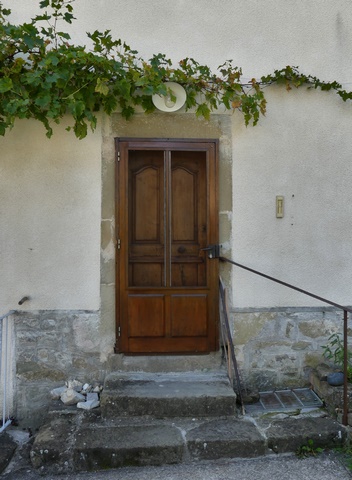 Bâtiment du logis. Elévation nord, premier niveau. Porte du logis.