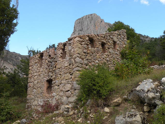 Font des Couestes, vue d'ensemble d'un entrepôt agricole isolé, parcelle B2 114.