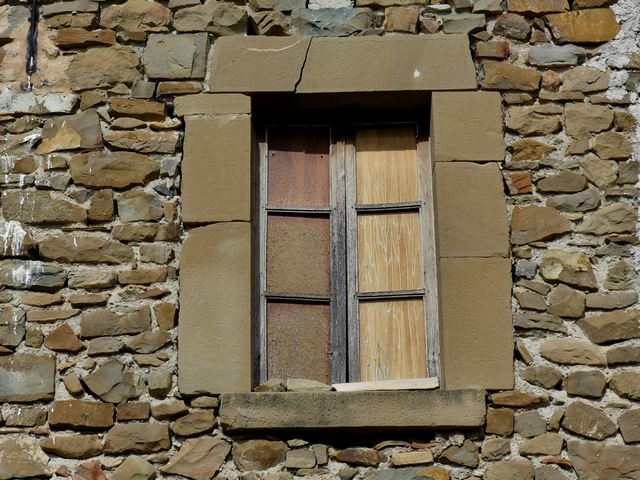 Fenêtre de logis avec encadrement en pierre de taille, ferme au quartier du Collet.