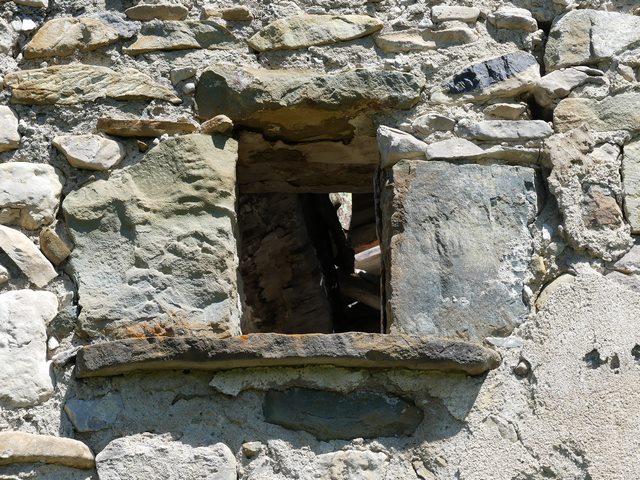 Pignon sud, second niveau. Jour (pigeonnier ?).