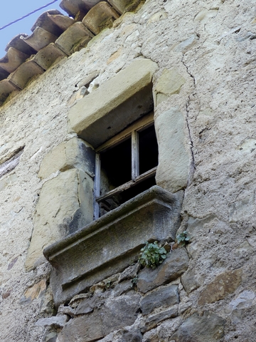 Elévation ouest, second niveau. Petite fenêtre a appui saillant mouluré.