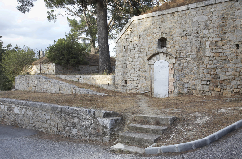 Façade de la traverse du premier segment de batterie, terrasse modifiée.