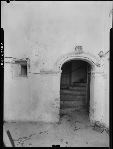 Porte d'entrée de la cage d'escalier.