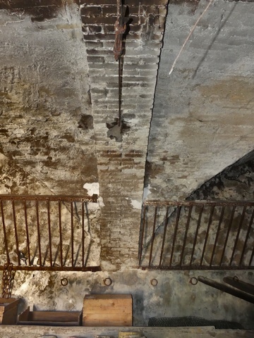 Etage de soubassement, remise-étable. Mur est, retombées des voûtes d'arêtes et arc doubleau.