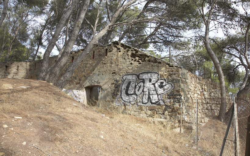 Restes du revêtement de la batterie et du mur d'enceinte crénelé, angle Est/sud-Est.